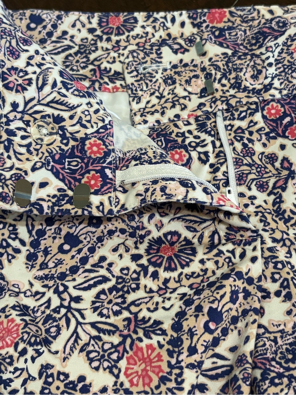 Ann Taylor LOFT floral paisley shorts size 6 - Picture 3 of 5